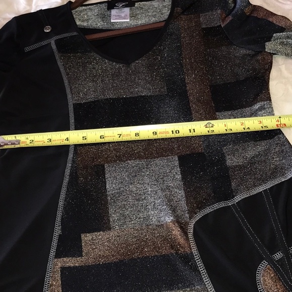 Tunic Style V-Neck Top with 3/4 sleeve.  Fun detail. - Picture 6 of 10